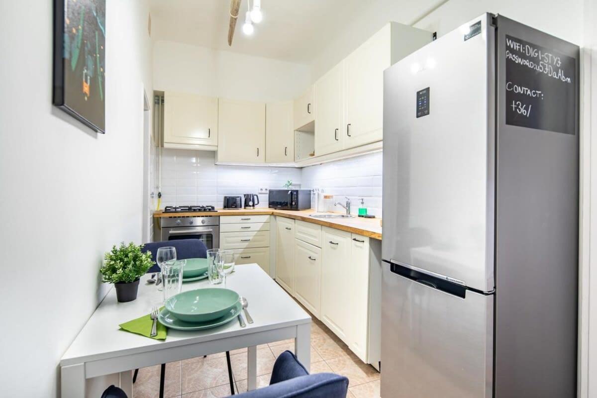 Apartman Convenient At Gastro Driven Location *