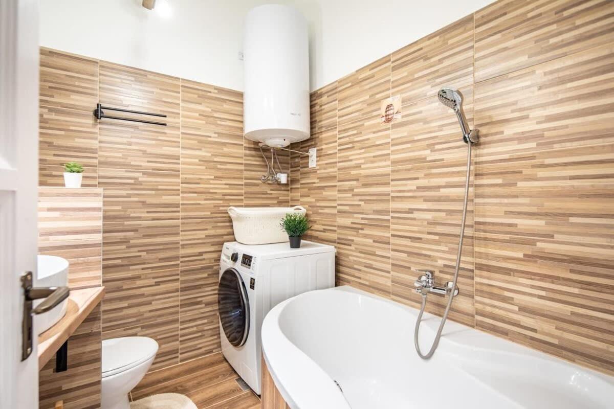 Apartman Convenient At Gastro Driven Location *