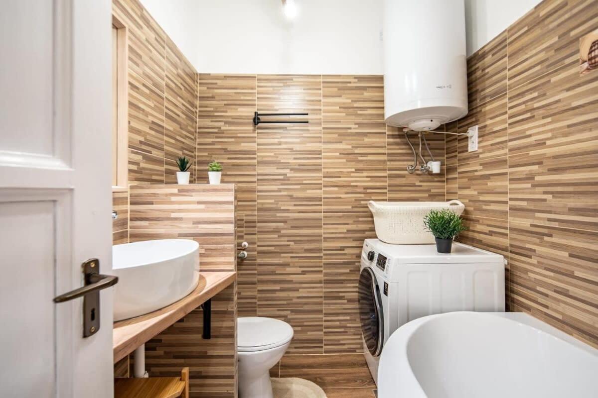 Convenient At Gastro Driven Location Apartman *