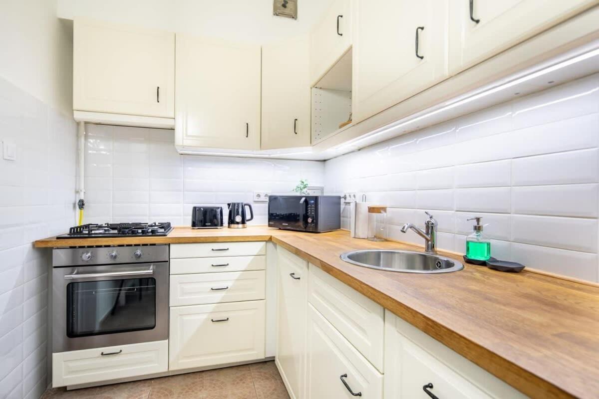Convenient At Gastro Driven Location Apartman *